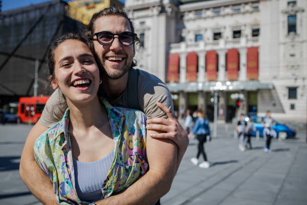 pareja feliz mirando la cámara - heterosexual couple fotografías e imágenes de stock