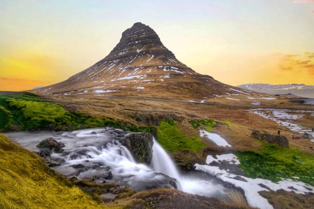 kirkjufell und kirkjufellsfoss bei sonnenuntergang in island - snaefellsnes stock-fotos und bilder