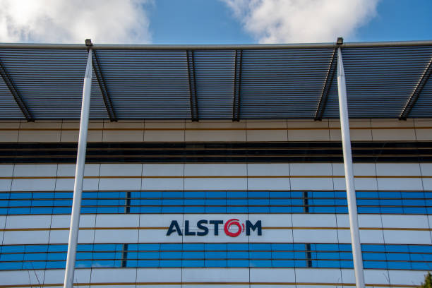 vue extérieure du siège d’alstom, une multinationale français principalement spécialisée dans le transport ferroviaire - alstom photos et images de collection