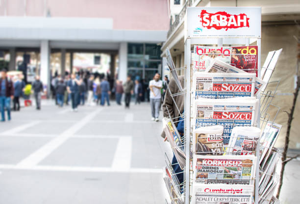 giornali in tribuna. notizie finanziarie, mediche, politiche, economiche in turchia. - serie televisiva foto e immagini stock