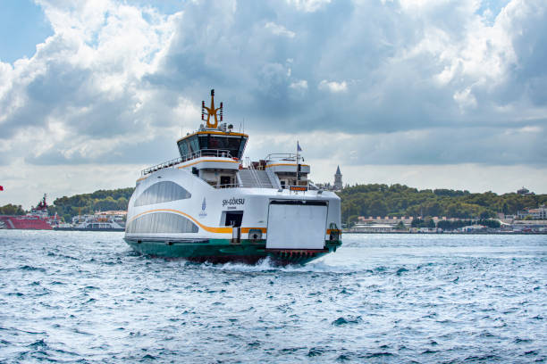 dampfschiff oder fähre befördert passagiere im bosporus. - kadikoy district stock-fotos und bilder