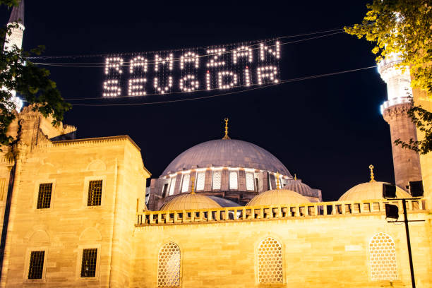 islamski napis wiszący na mahyi meczetu sulejmana (turecki: suleymaniye camii) brzmi: "ramadan to miłość". - city of post zdjęcia i obrazy z banku zdjęć
