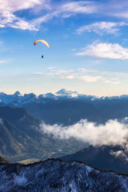 vista aerea delle montagne rocciose canadesi con neve in cima. - outdoors nature paragliding autumn foto e immagini stock