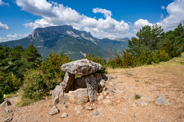 dolmen de tella in den pyrenäen von huesca aragón von spanien in sobrarbe - hünengrab stock-fotos und bilder