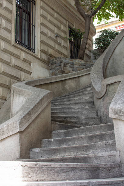 la famosa scala camondo a istanbul è un esempio di stile art nouveau. - camondo foto e immagini stock