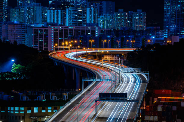 light trail dell'autostrada di hong kong di notte - hong kong night motion city foto e immagini stock