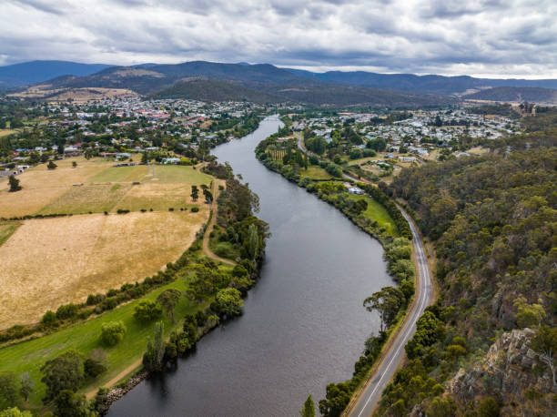 wysokokątny widok z drona na rzekę derwent, jedną z głównych rzek na wyspie tasmania w australii, w pobliżu miasta new norfolk, 30 km od stolicy tasmanii hobart. - derwent river zdjęcia i obrazy z banku zdjęć