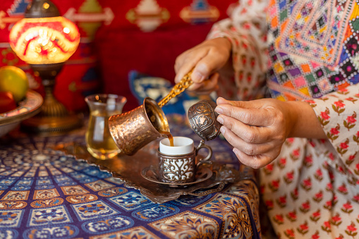 Verter café turco de cezve en taza photo