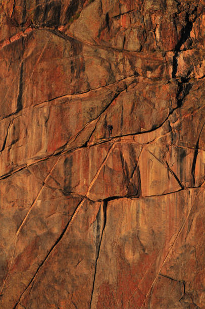 scalatori sulle pareti verticali del black canyon - gneiss foto e immagini stock