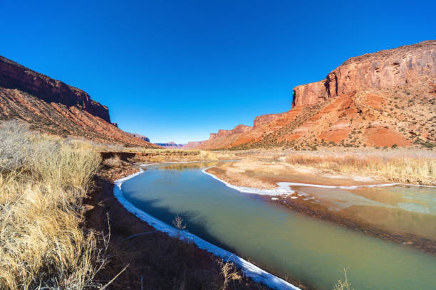 gateway valley dominguez canyon western colorado outdoors horizon scenery vielfalt dynamische orte im winter fotoserie - sunrise tranquil scene blue plateau stock-fotos und bilder