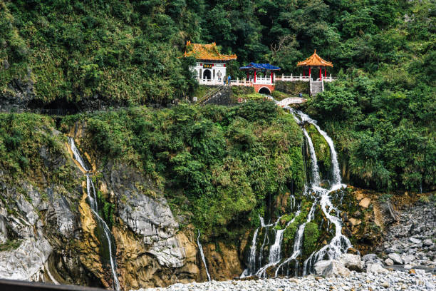 un templo budista y una hermosa cascada en el parque nacional taroko gorge - parque nacional de gorge taroko fotografías e imágenes de stock