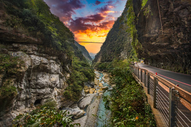 hermosa escena del río en el parque nacional taroko gorge en taiwán - parque nacional de gorge taroko fotografías e imágenes de stock