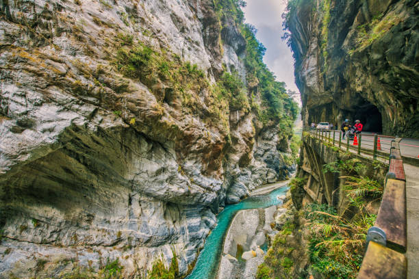 rocas coloridas y aguas turquesas en el parque nacional taroko gorge en taiwán - parque nacional de gorge taroko fotografías e imágenes de stock