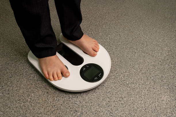 cuidados de saúde, condicionamento físico e perda de peso. criança em equilíbrio analítico. - dieting weight scale doctor patient - fotografias e filmes do acervo