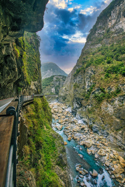 garganta profunda del río en el parque nacional taroko en taiwán - parque nacional de gorge taroko fotografías e imágenes de stock