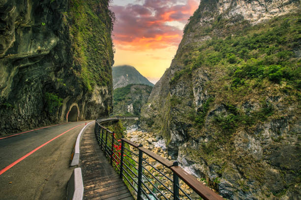 un hermoso paisaje fluvial en el parque nacional taroko gorge en taiwán - parque nacional de gorge taroko fotografías e imágenes de stock