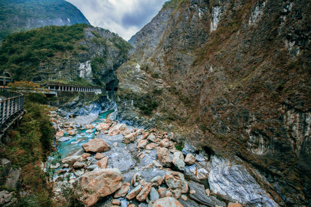 hermosa escena del río con rocas masivas y aguas coloridas en el parque nacional taroko gorge - parque nacional de gorge taroko fotografías e imágenes de stock