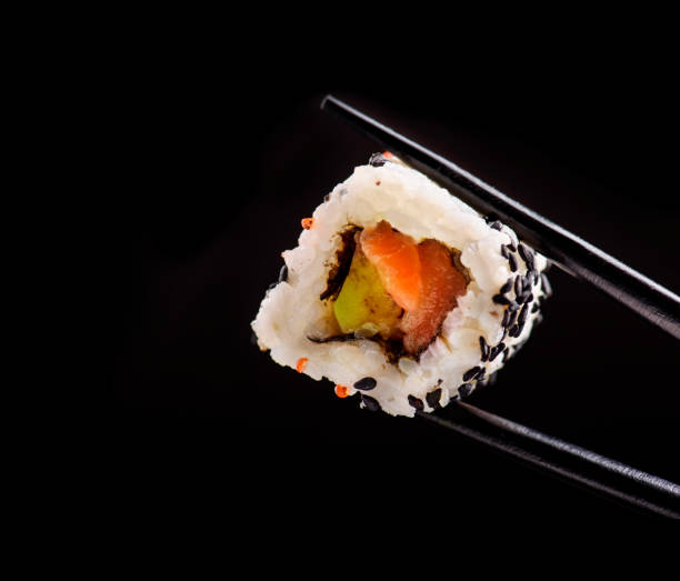 黒い背景に日本の巻き寿司