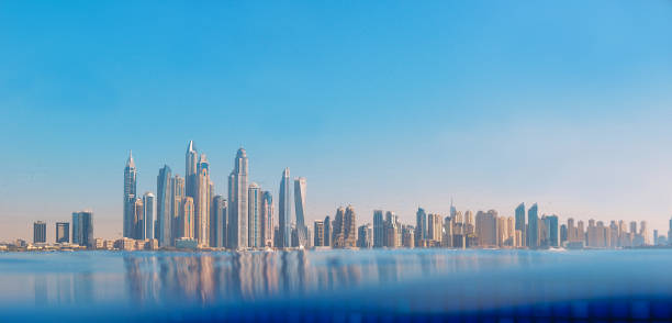 paesaggio urbano della moderna marina di dubai con riflesso nell'acqua. - dubai united arab emirates hotel luxury foto e immagini stock