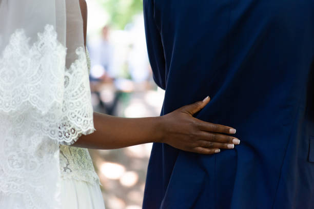 gros plan d’une main d’une mariée noire pendant la cérémonie - young men young women bride hairstyle photos et images de collection