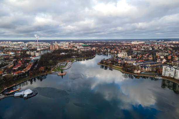 вид сверху городской пейзаж калининград россия верхнее круглое озеро. - калининград стоковые фото и изображения