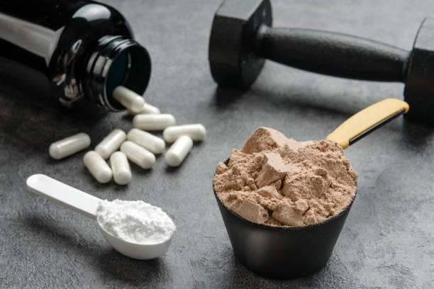 proteína con sabor a chocolate, creatina y cápsulas de aminoácidos de cerca. el concepto de suplementos deportivos. - snap fotografías e imágenes de stock