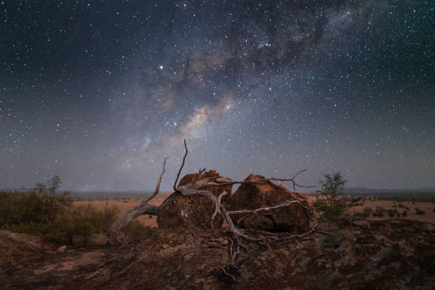 paesaggio astro dell'outback australiano - outback desert australia sky foto e immagini stock