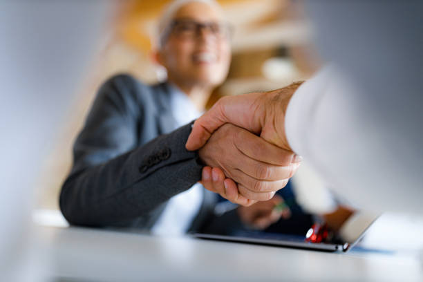 オフィスで成功した取引のクローズアップ。 - business relationship handshake business meeting ストックフォトと画像