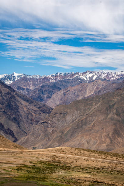 naturaleza paisaje escénico de desierto frío con montañas cubiertas de nieve o picos de himalayas altos e increíbles en kibber santuario de vida silvestre kaza spiti valle himachal pradesh india - kaza fotografías e imágenes de stock