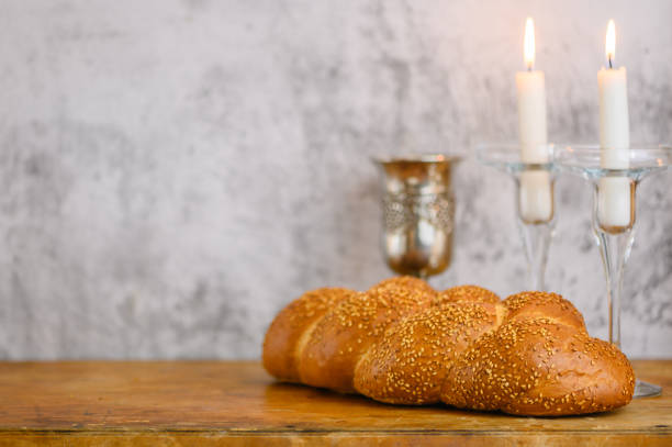 shabbat shalom - challah bread, shabbat wine and candles on wooden table - repast imagens e fotografias de stock