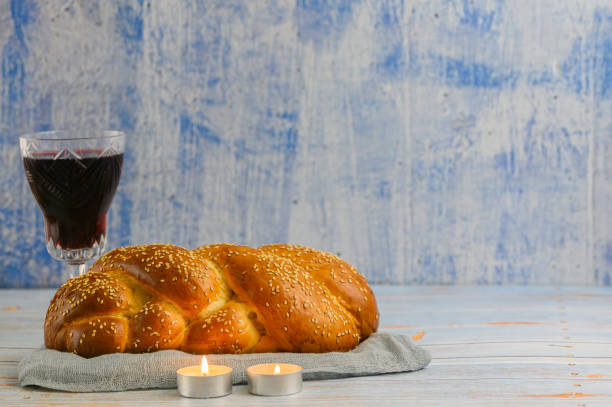 shabbat shalom - pane challah, vino shabbat e candele su tavolo di legno - repast foto e immagini stock