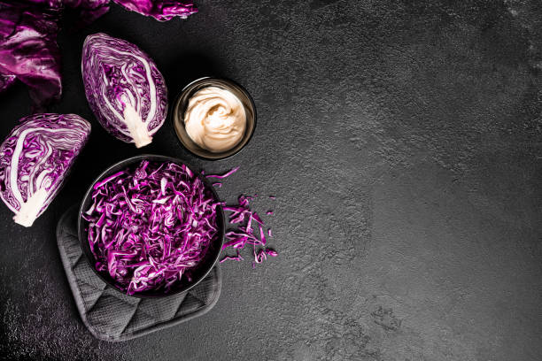 repolho vermelho em um fundo escuro. salada de repolho vermelho kohlrabi com maionese caseira - kohlrabi purple cabbage organic - fotografias e filmes do acervo