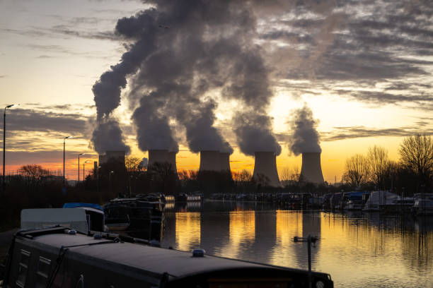 冷却塔付き石炭火力発電所の背後にある美しい夜明けの日の出 - silhouette sunrise non urban scene england ストックフォトと画像