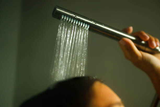 мытье волос! - streaming water falling water running water стоковые фото и изображения