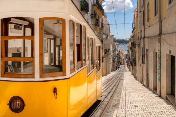 ポルトガルのリスボンの街で黄色の典型的なエレベーター - ビカエレベーター。 - リスボン ストックフォトと画像
