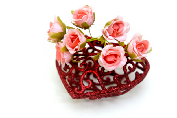 искусственный цветок и красное сердце на белом фоне, детали свадебного интерьера крупным планом - wedding reception valentines day gift heart shape стоковые фото и изображения