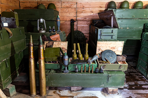 varios tipos de municiones y equipo militar en el sótano. photo