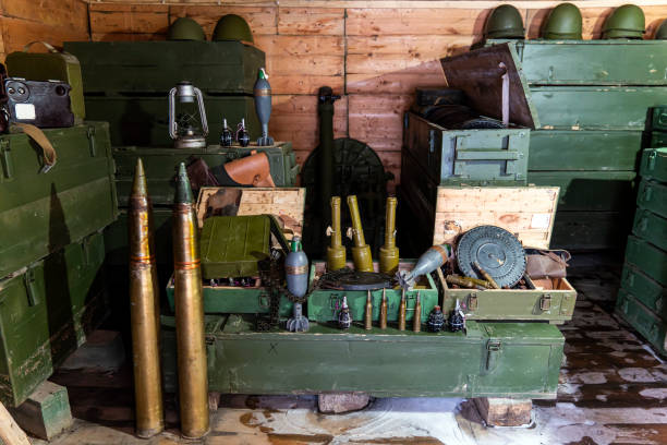 vari tipi di munizioni e attrezzature militari nel seminterrato. - armi foto e immagini stock