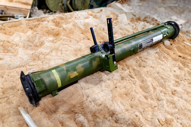 전쟁 트로피. 중화기의 군사 공급. 군사, 촬영 rpg 대전차 수류탄 발사기 모래에 누워. - high explosive 뉴스 사진 이미지