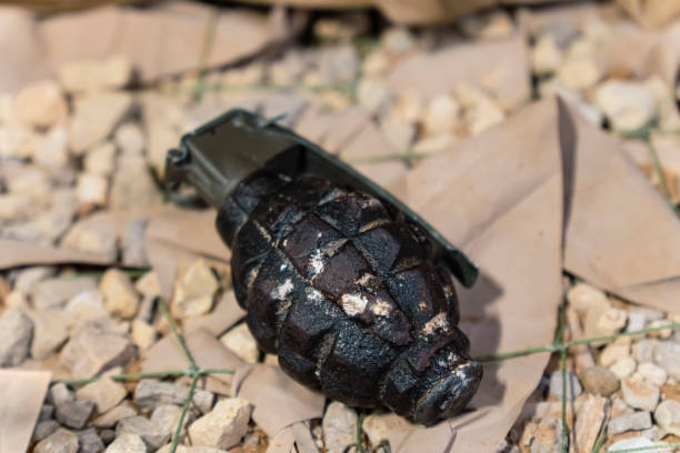 primo piano di una granata nera su granata a terra .frammentazione - exploding mining bomb mine foto e immagini stock