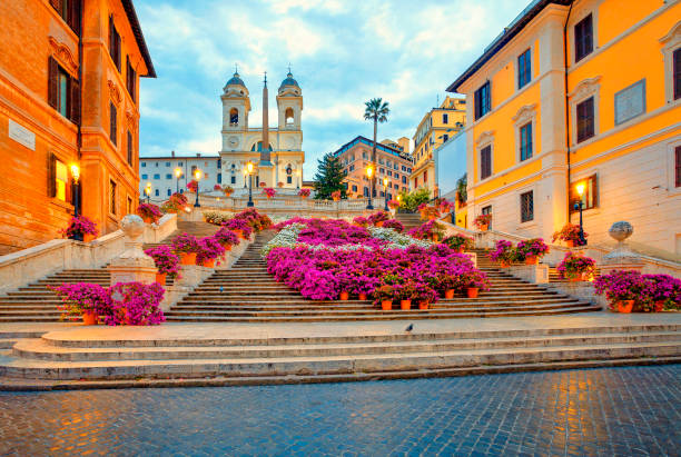 piazza de spagna à rome, italie. place d’espagne le matin. architecture et point de repère de rome. - piazza di spagna spanish steps church trinita dei monti photos et images de collection