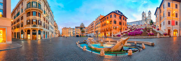 panorama de la piazza de spagna à rome, italie. place d’espagne le matin. architecture et point de repère de rome. - piazza di spagna spanish steps church trinita dei monti photos et images de collection