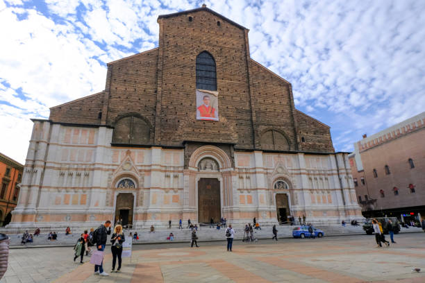 болонья, италия: фасад базилики сан-петронио на площади, пьяцца маджоре - stained glass jesus christ glass church стоковые фото и изображения