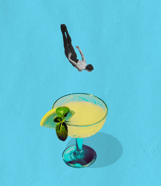 jeune homme sautant dans un verre à cocktail d’alcool isolé sur fond bleu. collage d’art conceptuel et contemporain lumineux. surréalisme - image created 1990s photos et images de collection