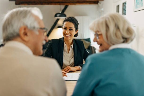 starsza para konsultuje się z agentką nieruchomości - senior adult retirement financial advisor finance zdjęcia i obrazy z banku zdjęć