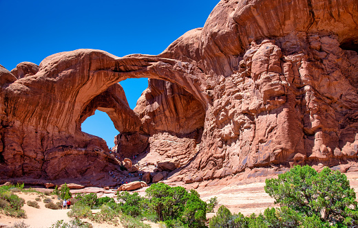Double Arch es una formación rocosa natural dentro del Parque Nacional Arches, Utah. Paisaje bajo un cielo azul photo