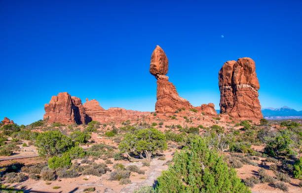 balanced rock en el parque nacional arches, utah - estados unidos. - travel famous place balanced rock beauty in nature fotografías e imágenes de stock