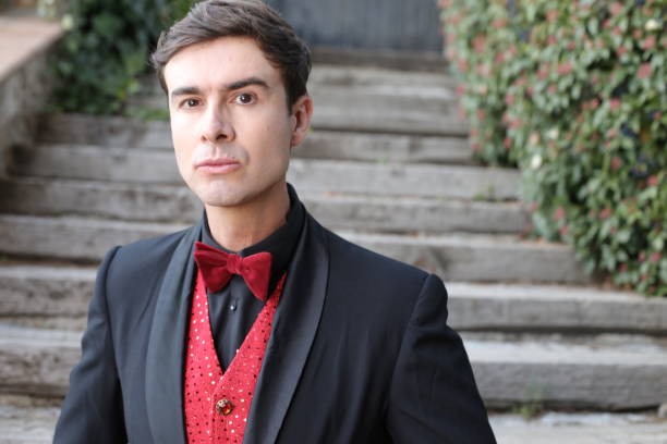 dandy alla moda con outfit elegante nero e rosso - giacca da smoking foto e immagini stock