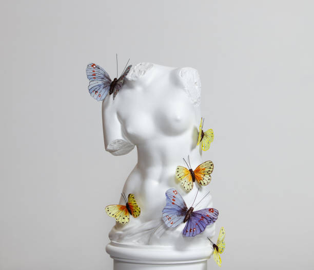 torso de yeso de venus con mariposas - roman goddess fotografías e imágenes de stock