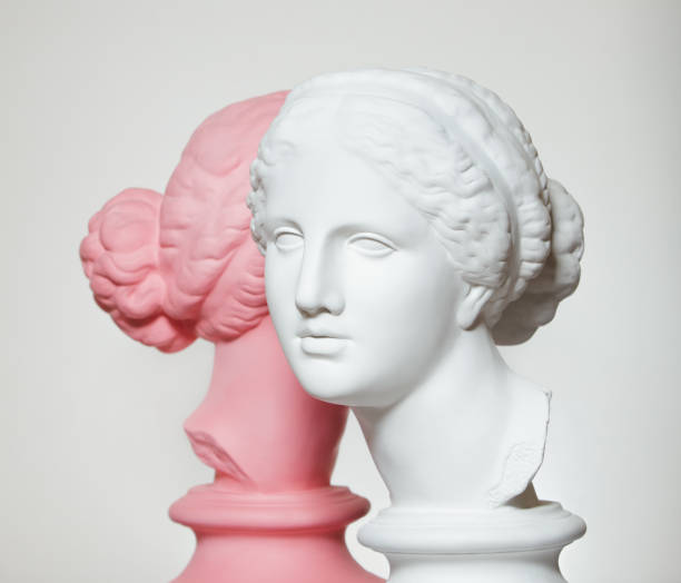 busti di colore bianco e rosa delle dee greche - roman statue immagine foto e immagini stock